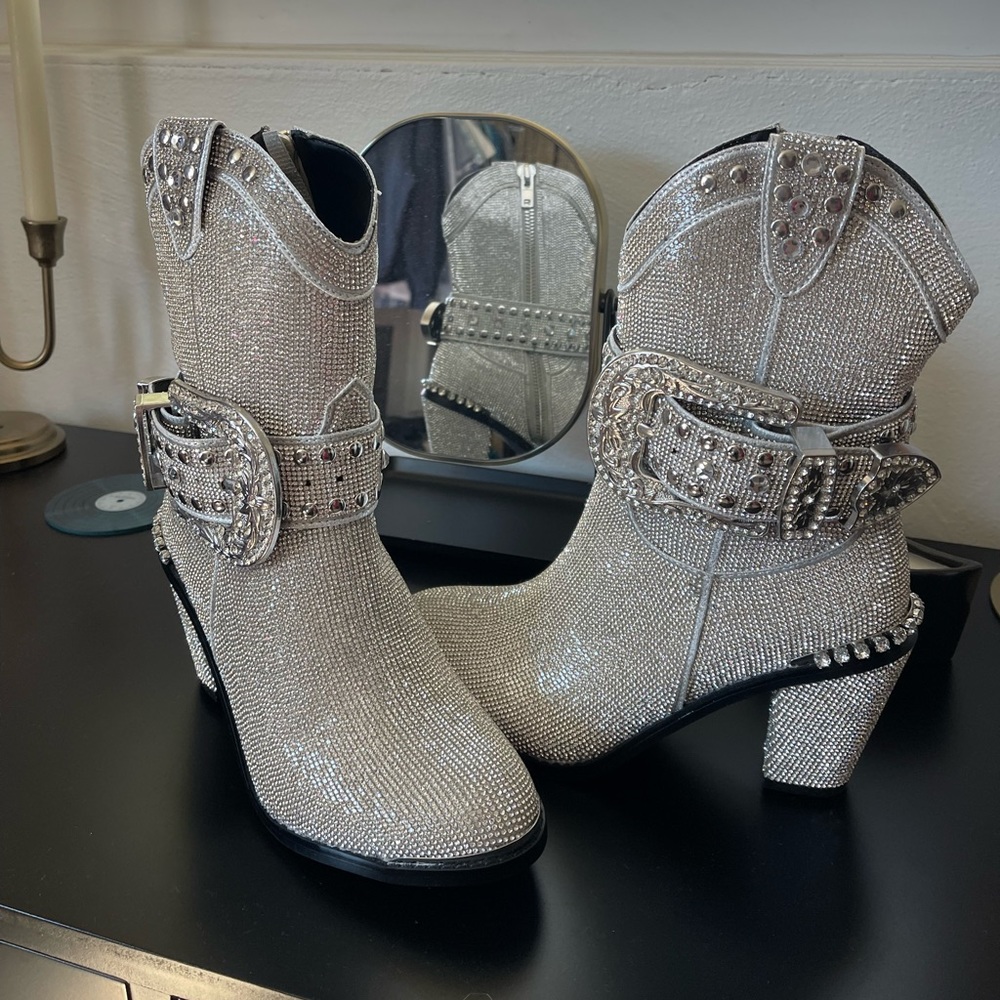 Icy Sheriff Shine Cowboy Boots Size 8 (fit like a 7)